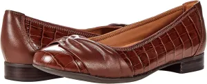 Clarks Women's Un Blush Cove Ballet Flat