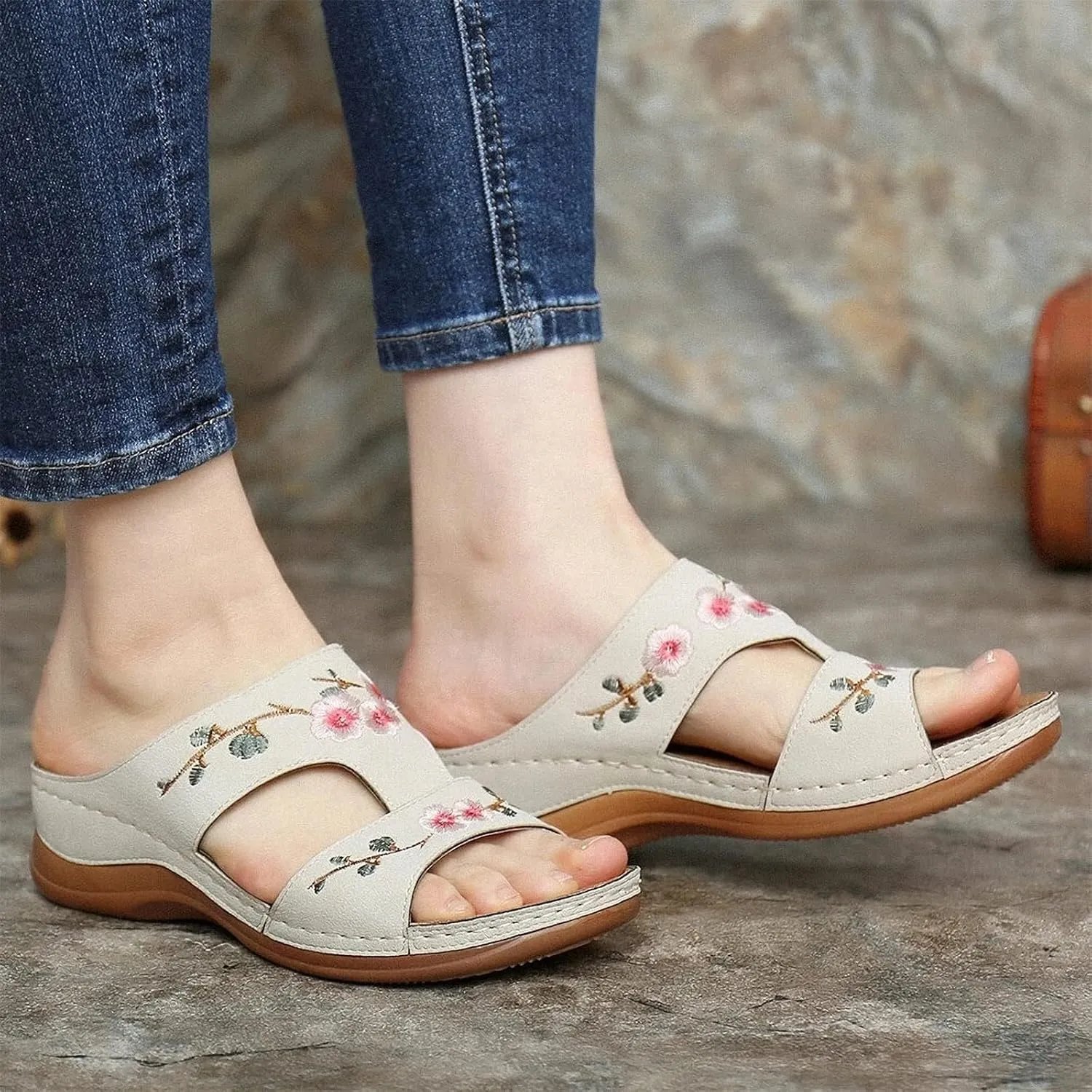 DOIX Women's Garden Clogs Sandals with Flowers Embroidered Casual Flats Slippers Slip on Mules Loafer Shoes Summer Indoor Outdoor Anti-Slip Arch Support Walking Shoes,Beige,US5/EU36