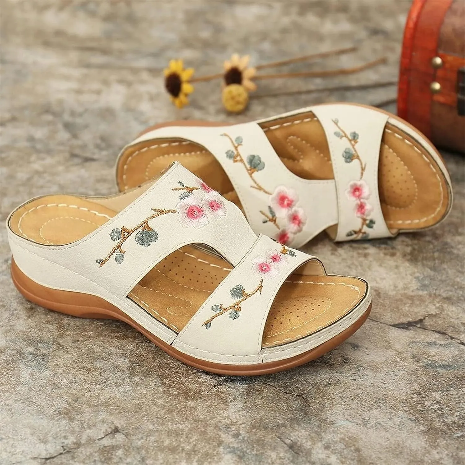 DOIX Women's Garden Clogs Sandals with Flowers Embroidered Casual Flats Slippers Slip on Mules Loafer Shoes Summer Indoor Outdoor Anti-Slip Arch Support Walking Shoes,Beige,US5/EU36