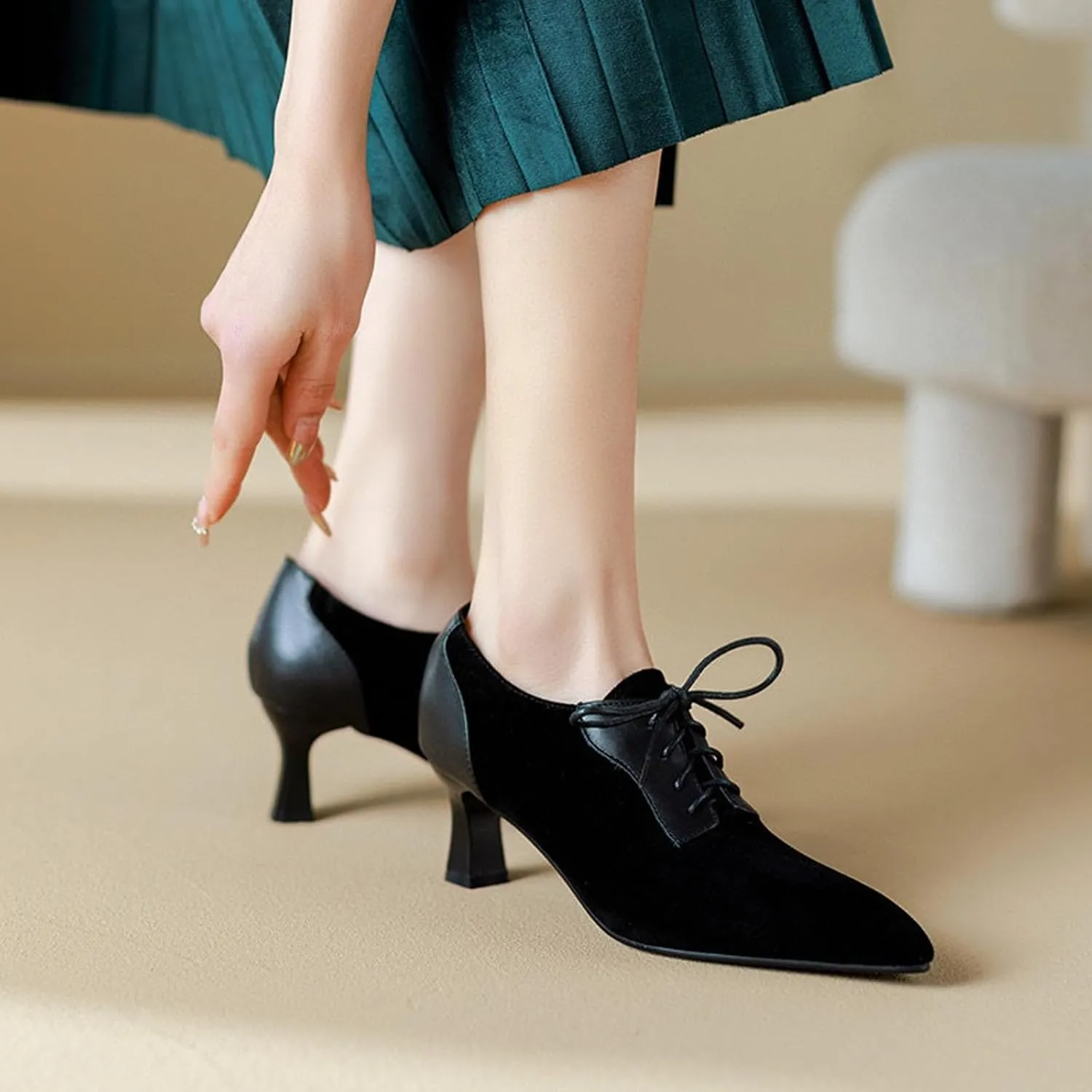 Women's Suede Kitten Heel Vintage Oxford Shoes Elegant Pointed Toe Non-Slip Lace-up Business Evening Lace-up Formal High Heels